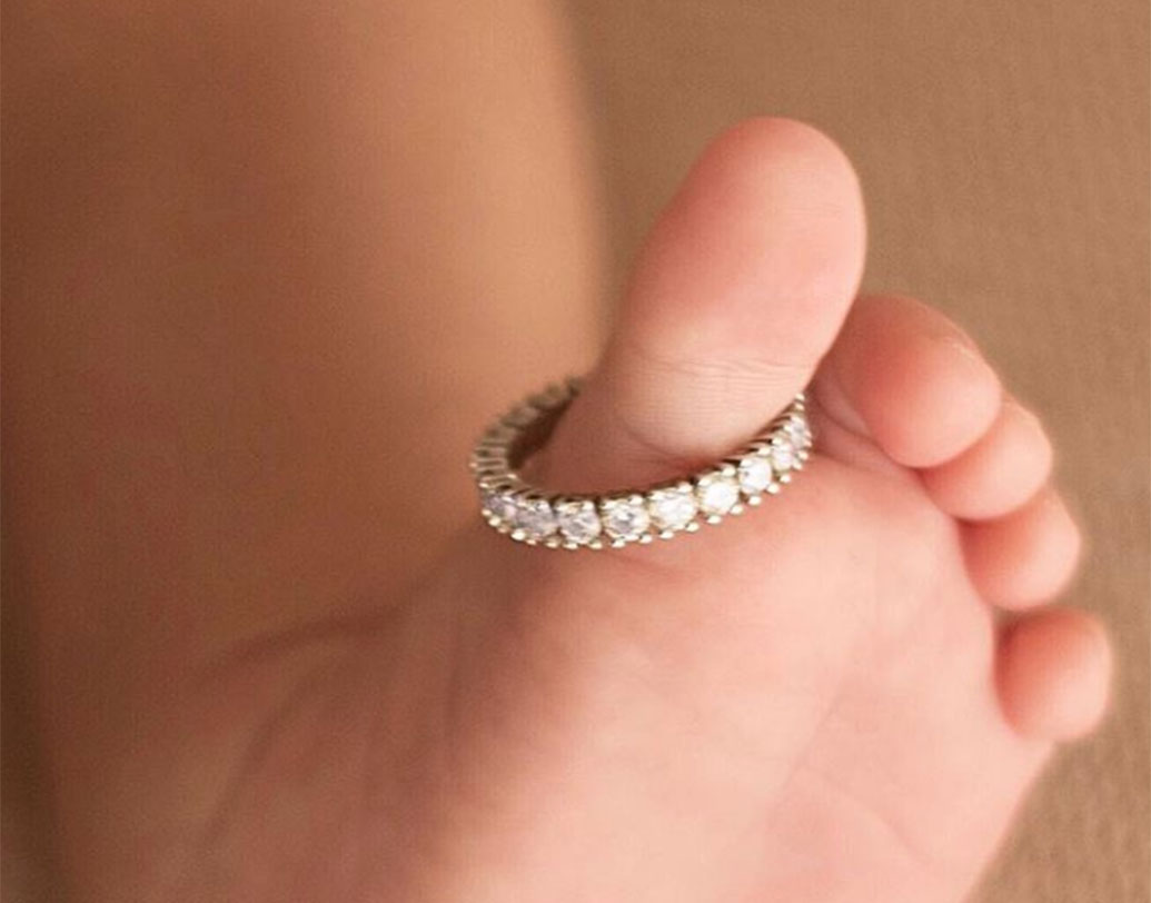 এই শিশুকন্যার জন্মের পর তাঁর মা নিজের বিয়ের আংটিটি সন্তানের পায়ে পরিয়ে দিয়েছিলেন। সেই ছবিও ইনস্টাগ্রামে শেয়ার করেন। শিশুটির মা বলিউডের ‘গজনী’ ছবিতে আমির খানের বিপরীতে অভিনয় করেছেন। এ বার বুঝতেই পারছেন এই স্টার কিড কাঁর সন্তান?