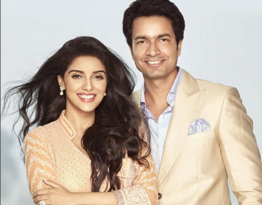 বলিউড অভিনেত্রী আসিন ও রাহুল দু’জনেই সন্তানের জন্মের এক বছর পর তাঁর ছবি শেয়ার করলেন। কিন্তু এত দিন কেন ছবি শেয়ার করেননি। আসিন চেয়েছিলেন তাঁর এক বছরের জন্মদিনে সন্তানের নাম ও ছবি অনুরাগীদের জানাতে। সন্তানের নাম রেখেছেন আরিন। আর বলেছেন..