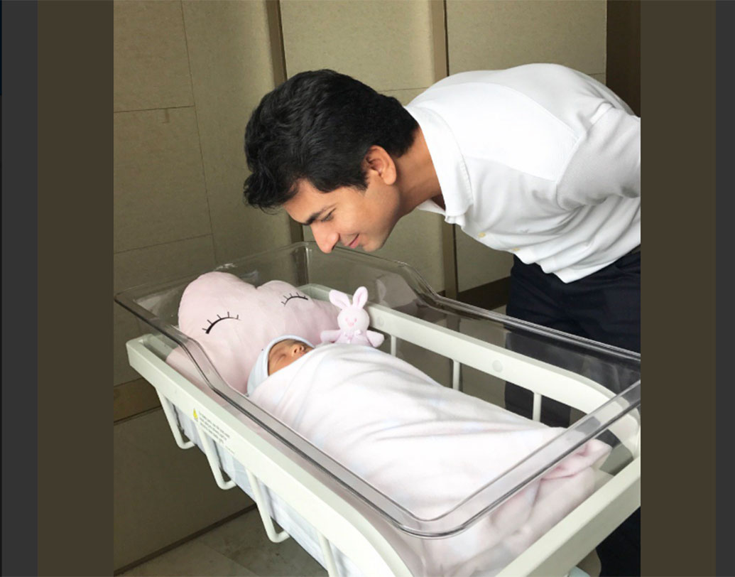 মাটির কাছাকাছিই তাঁকে বড় করতে চান। তিনি লিখেছেন, ‘‘কী ভাবে যে এত বড় হয়ে গেলে তুমি, ভাবতেই পারছি না। একটা বছর কেটে গেল, শুভ প্রথম জন্মদিন।” এর মধ্যেই নেটিজেনরা বলতে শুরু করেছেন, আরিনকে নাকি একেবারে আসিনের মতোই দেখতে।