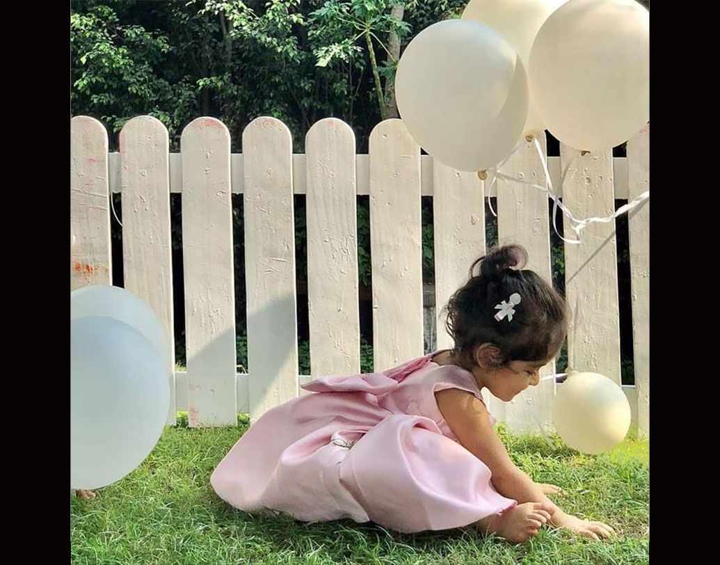 আসিন লেখেন, ‘‘সুন্দর চোখের একটা ফুটফুটে মেয়ে। দেবদূতের মতোই এসেছিল আমাদের এই সন্তান। তাঁর ছবি সব্বার সঙ্গে শেয়ার করে নিতে পেরে খুব ভাল লাগছে।’’