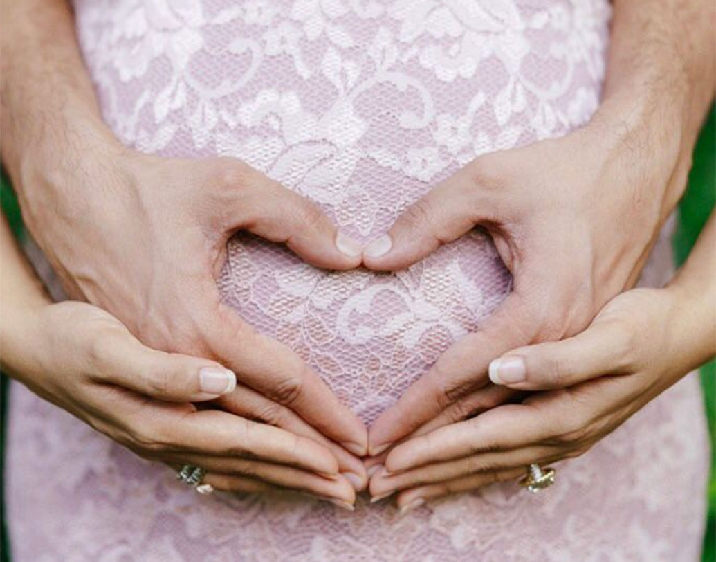 ২০১৭ সালের জানুয়ারিতে আসিন বিয়ে করেন রাহুলকে। সন্তান ধারণের সুসংবাদ সোশ্যাল মিডিয়ায় এই ছবি দিয়েই শেয়ার করেছিলেন তিনি।