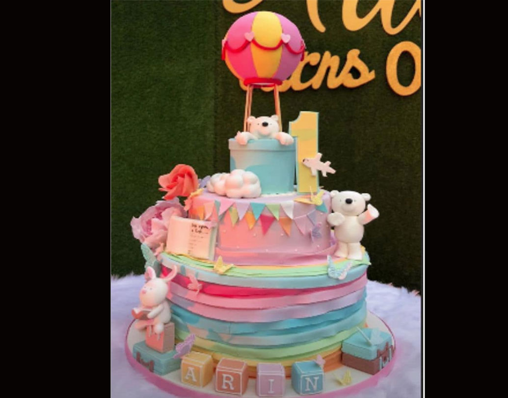 আরিনের জন্মদিনের কেকের ছবি শেয়ার করেছেন তার বাবা রাহুল শর্মা। তবে বলিউড সেলেবদের কেউ এই জন্মদিনের পার্টিতে আমন্ত্রিত ছিলেন, তা জানা যায়নি। আসিন দক্ষিণ ভারতীয় ছবির জগতের কাউকে আমন্ত্রণ জানিয়েছিলেন কি না, সেরকম কিছুও প্রকাশ্যে আসেনি। জন্মদিনের পার্টিতে তাঁর মেয়ের কোনও ছবি আসিন বা রাহুল কেউই শেয়ার করেননি।