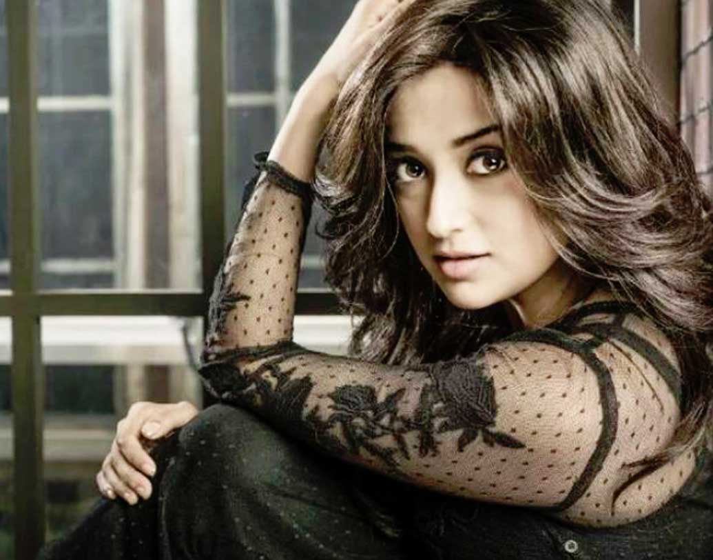 মোনালী ঠাকুর- রিয়্যালিটি শো থেকেই উঠে এসেছেন। এখন রিয়্যালিটি শো’তে বিচারকের আসনে দেখা যায় মোনালী ঠাকুরকে। বলিউডকে একাধিক হিট গান উপহার দিয়েছেন শক্তি ঠাকুরের কন্যা মোনালী। তবে মোনালীর রূপে হার মানতে পারেন যে কোনও বলি অভিনেত্রী। বাংলা সিরিয়ালেও অভিনয় করতে দেখা গিয়েছে মোনালীকে। করেছেন একটি ফিল্মও।