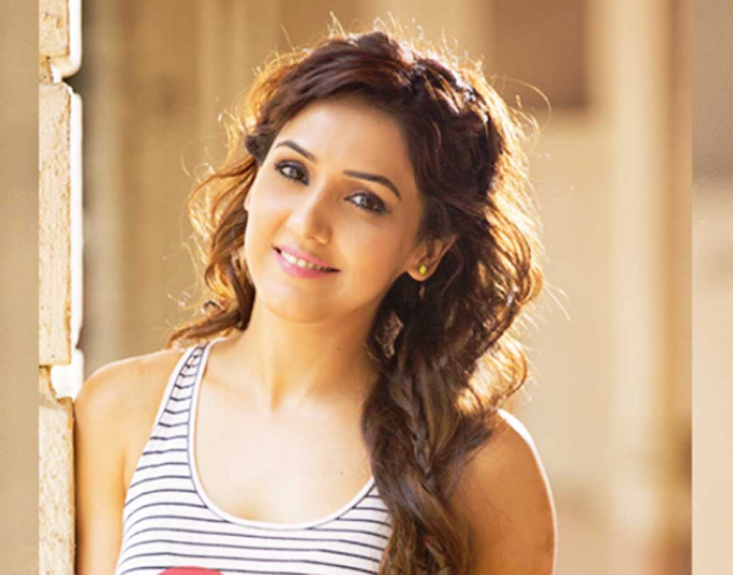 নীতি মোহন- সম্পর্কে তিনি কোরিওগ্রাফার শক্তি মোহনের বোন। তবে নাচ নয় বলিউডে নীতি মোহনের পরিচিতি গায়িকা হিসেবেই। ‘যব তক হ্যয় জান’, ‘বার বার দেখো’— এই সব ছবিতে গান গাইতেও দেখা গিয়েছে নীতিকে। যদিও অভিনয়ে নামলে যে কোনও অভিনেত্রীকে টেক্কা দিতে পারেন ৩৮ বছরের নীতি।