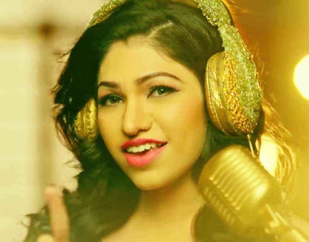 তুলসী কুমার- প্রয়াত প্রযোজক গুলশন কুমারের কন্যা তুলসী বহু দিন আগেই গান গেয়ে বলিউডে নিজের জায়গা তৈরি করে ফেলেছেন। কিছু মিউজিক ভিডিয়োতে দেখা গেলেও বলিউডে অভিনয় করতে দেখা যায়নি গায়িকাকে। তবে ৩২ বছর বয়সী এই গায়িকা হার মানাতে পারেন যে কোনও অভিনেত্রীকে।