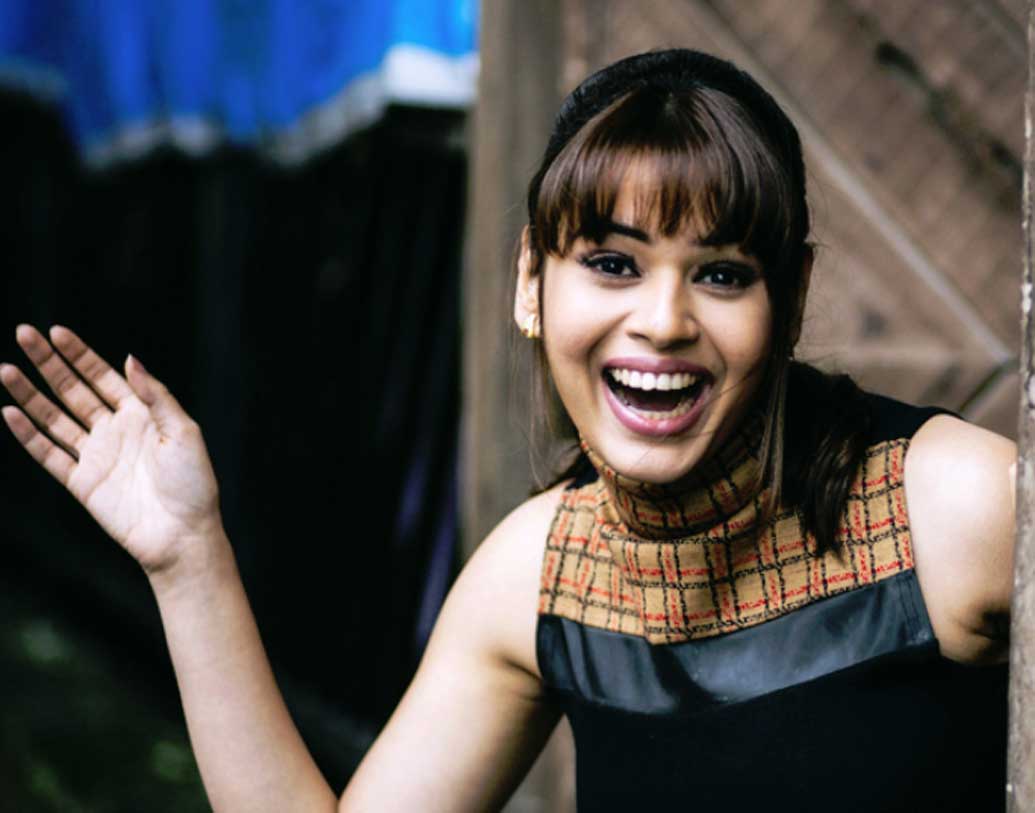 শাল্মলী খোলগাড়ে- ‘ইশকজাদে’ ছবিতে ‘পারেসান’ গানটি দিয়ে বলিউড জার্নি শুরু হয় গায়িকা শাল্মলী খোলগাড়ের। তার পরে একের পর এক হিট গান উপহার দিয়ে যাচ্ছেন বলিউডকে। আজকাল রিয়্যালিটি শো’তে বিচারকের আসনেও দেখা যায় শাল্মলীকে।