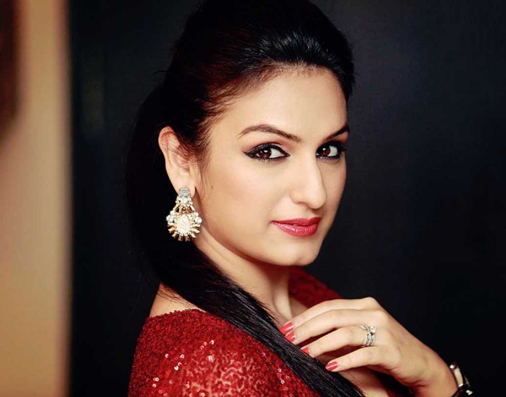 আকৃতি কক্কর- সেই কবেই গান গেয়ে মানুষের মন জিতে আসছেন আকৃতি কক্কর। একটি বাংলা রিয়্যালিটি শো’তেও বিচারকের আসনে দেখা যায় তাঁকে। যে কোনও ঘরানার গানে সমান পারদর্শীতা দেখিয়েছেন আকৃতি।