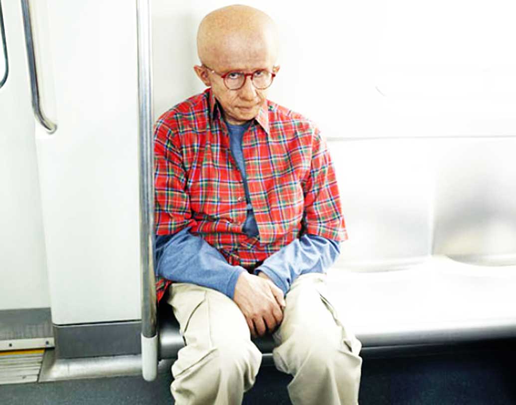 লুক নিয়ে সচরাচর খুব একটা কাটাছেঁড়া করতে দেখা যায় না অমিতাভ বচ্চনকে। তবে ‘পা’ ছবিতে তাঁর লুকে চমকে গিয়েছিলেন অনেকেই। আর এই লুকের জন্য বহুক্ষণ মেক আপ রুমে বসে থাকতে হত সিনিয়র বচ্চনকে। বিখ্যাত হলিউড মেক আপ আর্টিস্ট স্টিফেন ডুপুইস করেছিলেন অমিতাভের এই মেক আপ।