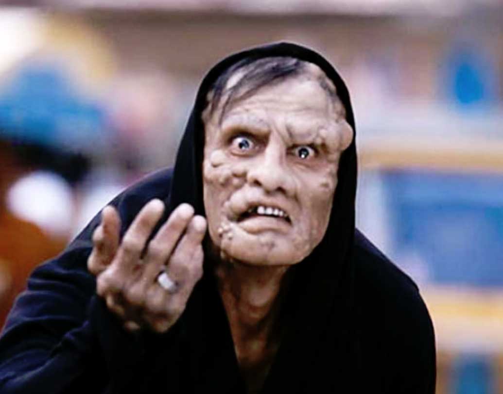 তামিল ছবি ‘আই’ সুপারহিট হয়েছিল। সকলের নজর কেড়েছিল তামিল অভিনেতা বিক্রমের অভিনয়। এমনকি ‘আই’ নিয়ে এক সময়ে এত হইচই শুরু হয় যে, খোদ সিলভেস্টার স্ট্যালোনও দেখতে চেয়েছিলেন ছবিটি। আর বিক্রমের লুক এতটাই চমকপ্রদ হয়েছিল যে অনেকেই চিনতে পারেননি কিছু সিনে।