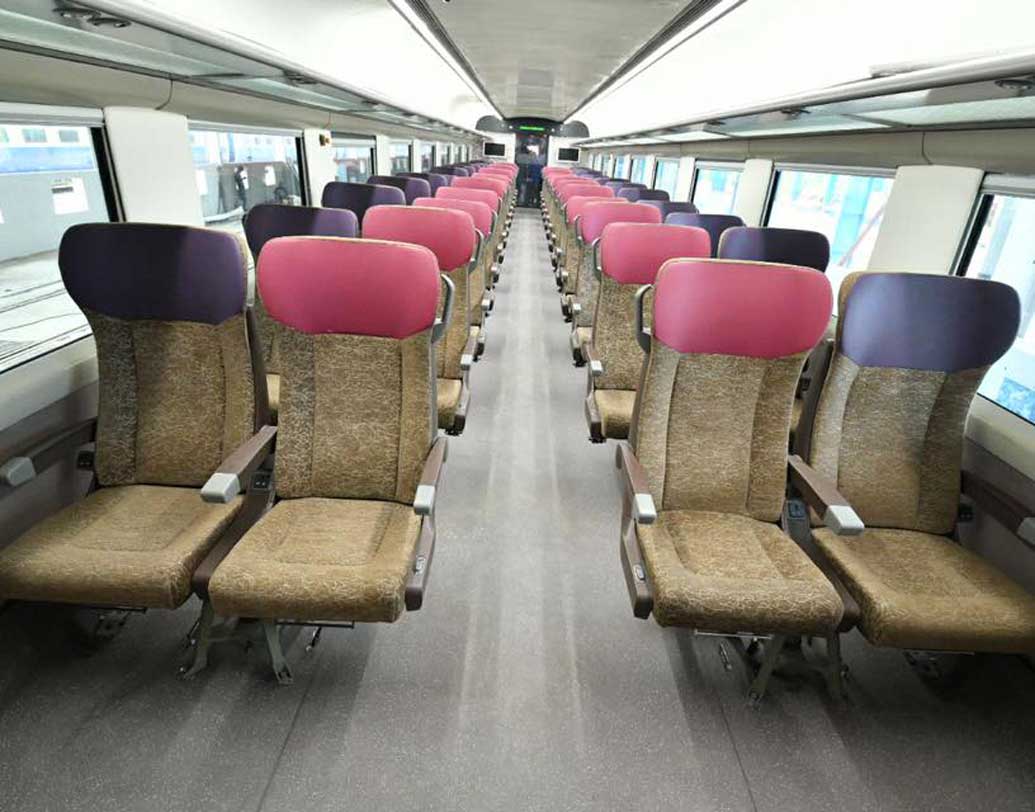 সম্পূর্ণ বাতানুকূল এই ট্রেনে দু’টি এগজিকিউটিভ ও ১৪টি নন এগজিকিউটিভ চেয়ার কার কোচ থাকছে। সব মিলিয়ে মোট ১৩৪ জন বসতে পারবেন। এই ট্রেনে ইঞ্জিন বদলের কোনও ঝঞ্ঝাটই থাকছে না। রয়েছে ট্রাকশন মোটর, যা কি না সব ক’টি চাকাকেই এক সঙ্গে সমান কার্যকর করে তুলবে। শুধু তাই-ই নয়, এক সঙ্গে সব রকম ব্রেক নিয়ন্ত্রণও করবে এই মোটর।