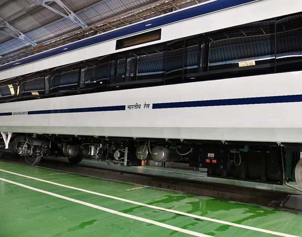 স্টেনলেস স্টিলে তৈরি এই ট্রেনের দু’পাশে একটানা জানালা আছে। বগিগুলিও অত্যাধুনিক মানের। ট্রেনের ভিতর যাত্রী সুবিধার্থে থাকছে ওয়াইফাই ও জিপিএস। রয়েছে ব্যাগ রাখার আলাদা উন্নত জায়গা। এই ট্রেনেও দু’দিকেই থাকছে ড্রাইভারের কেবিন। ট্রেনের প্রথম বগি থেকে শেষ বগি কামরার ভিতর দিয়েই হেঁটে যাওয়া যাবে। আছে সিসিটিভি।