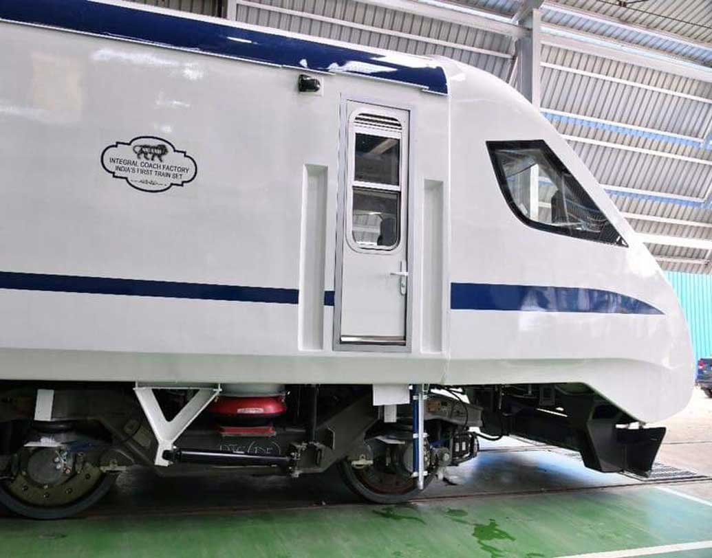 শুধু স্বয়ংক্রিয় দরজাই নয়, ট্রেনে থাকছে স্বয়ংক্রিয় সিঁড়ির ব্যস্থাও। ট্রেনের নীচে পাওয়ার ট্রান্সমিটারের ব্যবস্থা আছে। এর প্রভাবে প্ল্যাটফর্মে ট্রেন দাঁড়ালেই বেড়িয়ে আসবে সেই সিঁড়ি। যাত্রী ওঠা-নামার পর আবার তা নিজের জায়গায় ফিরে গেলে তবেই ট্রেন ছাড়বে।