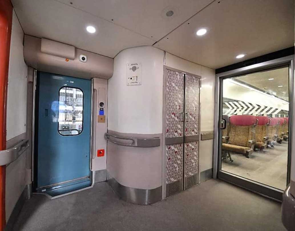 প্রতিবন্ধীদের জন্য কামরার ভিতরে অত্যাধুনিক সুবিধার চেয়ারের ব্যবস্থাও রয়েছে এই ট্রেনে। বায়ো ভ্যাকিউম টয়লেট, এলইডি লাইট, রাবার ফ্লোরিং— সব মিলিয়ে এই ট্রেন যেমন সুন্দর, তেমনই আরামদায়ক। তবে এই ট্রেনের টিকিট কত হবে, বা কোন কোন শহরের মধ্যে এই ট্রেন যাতায়াত করবে সে সব তথ্য চূড়ান্ত ট্রায়ালের পরেই ঘোষণা হবে বলে জানিয়েছে রেল।