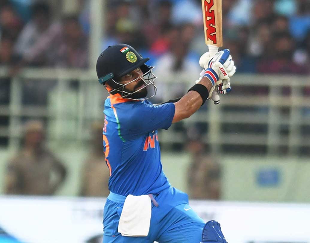 কোহালি যখন ব্যাট করতে নামেন তখন বেঙ্গালুরু বেশ সমস্যায়। রুখে দাঁড়ান বিরাট। ২৪ বলে ৪৭ রানের দারুণ ইনিংস খেলেন কোহালি। যদিও শেষ ওভারে আউট হওয়ায় দু-রানে হেরে যায় আরসিবি।