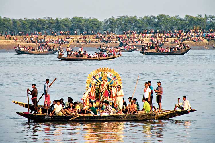 পাশাপাশি: দশমীতে ইছামতী নদীর এ পারে ও পারে ভারত ও বাংলাদেশের দুর্গাপ্রতিমার বিসর্জন, টাকি। ২৮ সেপ্টেম্বর, ২০০৯