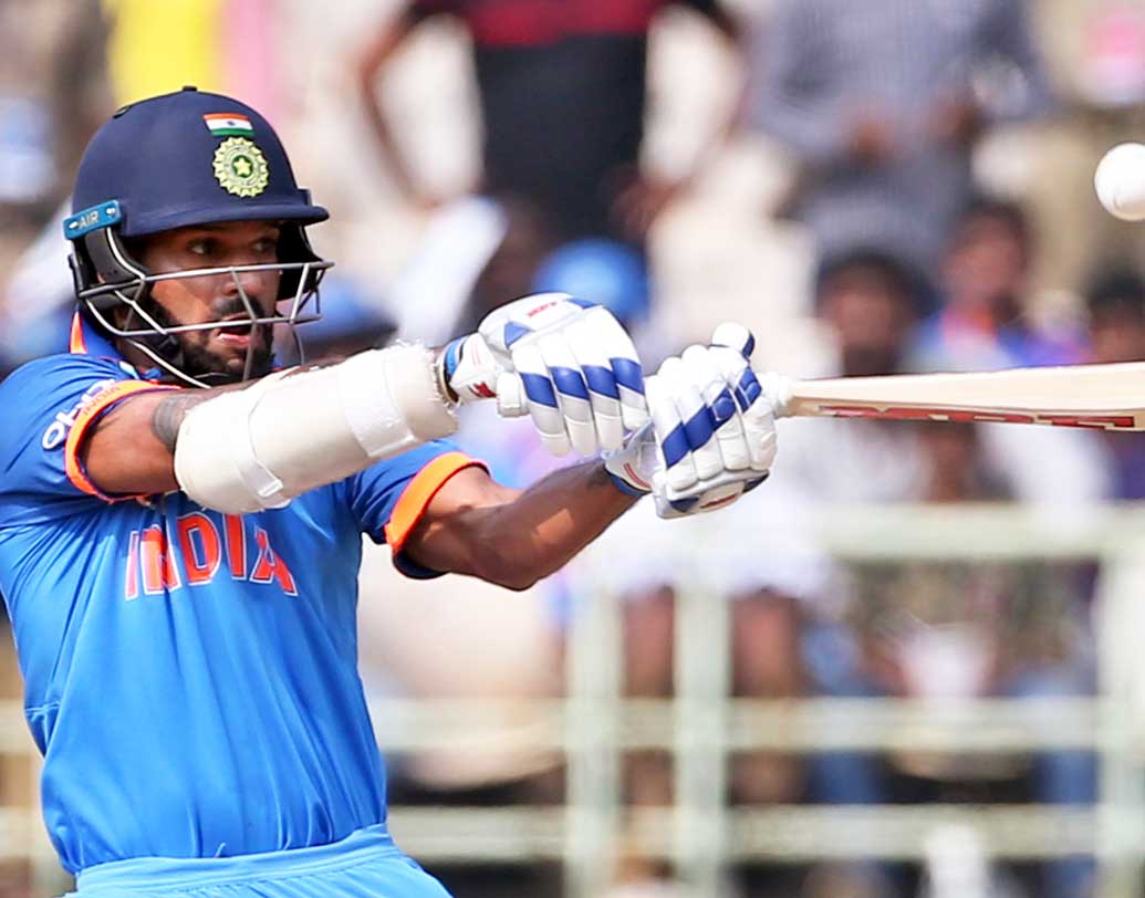 শিখর ধওয়ন: প্রথম দু’টি এক দিনের ম্যাচে তেমন কিছু করতে পারেননি। ফলে আজ সফল না হলে সমস্যা বাড়বে শিখরের। রিজার্ভ বেঞ্চে রয়েছেন লোকেশ রাহুল।