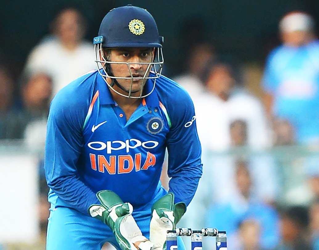 এম এস ধোনি: উইকেটের পিছনে সফল হলেও ব্যাট হাতে ধোনি তেমন নজর কাড়তে পারছেন না। নিন্দুকরা বলছেন এ ভাবে চললে বিশ্বকাপে তাঁর বিকল্প নেওয়া হতে পারেন পন্থ। সব সমালোচনার জবাব কি আজ দিতে পারবেন মিস্টার কুল?