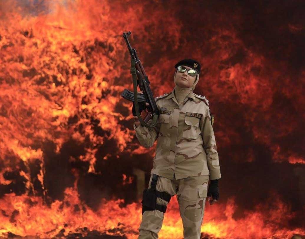 সোশ্যাল মিডিয়ায় এখন ভাইরাল এই সব ছবি। কোনও ছবিতে আবার দেখা যাচ্ছে, রাইফেল হাতে আগুনের সামনে দাঁড়িয়ে আছেন এক মহিলা উর্দিধারী।