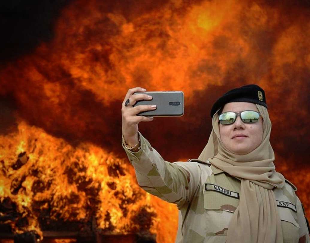 কোনওটায় ঝাঁ চকচকে রোদচশমা পরে একাই নিজস্বী তুলছেন এক মহিলা।