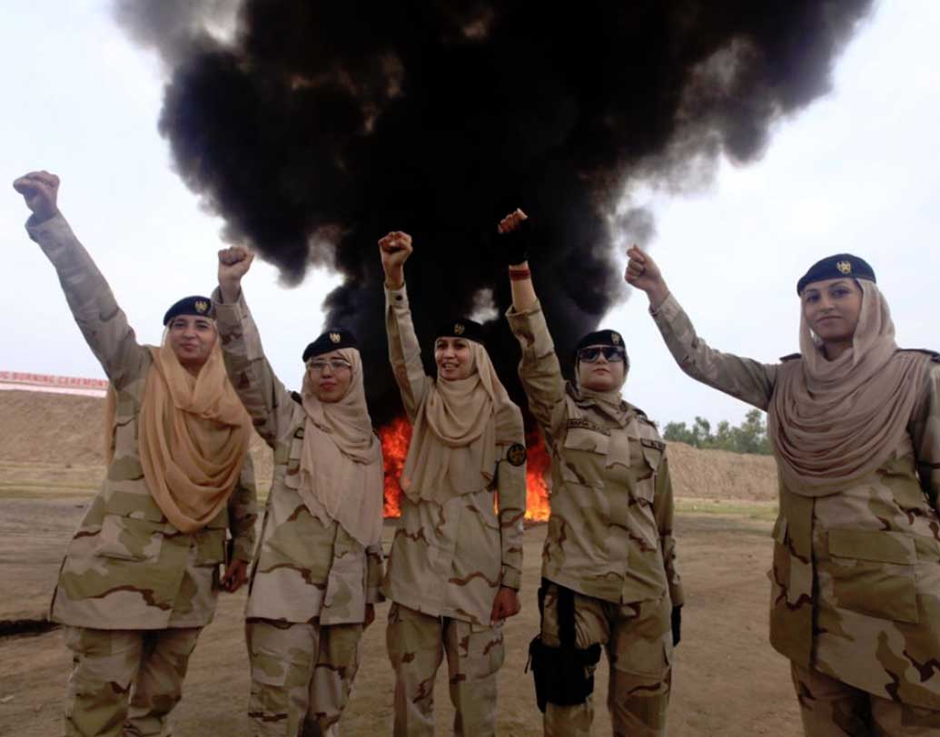 এর পর সোশ্যাল মিডিয়ায় অজস্র প্রশংসাসূচক ও ইতিবাচক মন্তব্য আসে। কেউ লিখেছেন, ‘‘এর থেকেই বোঝা যায় পাক মহিলারা এখন আর পর্দার  আড়ালে নেই। তাঁদের সত্যিই ক্ষমতায়ন হয়েছে।’’