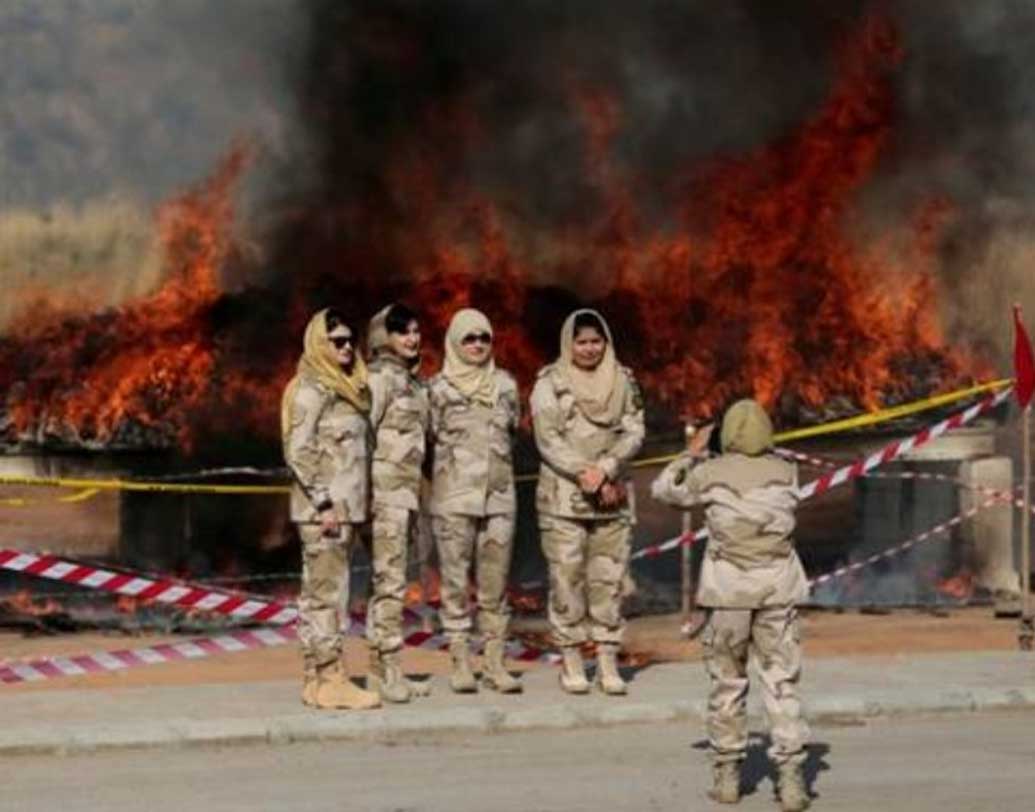 এঁদের প্রত্যেকের মাথায় হিজাব, গায়ে খাঁকি উর্দি। পাকিস্তান সরকারের প্রতিরক্ষা মন্ত্রকের তরফে সোশ্যাল নেটওয়ার্কিং সাইট টুইটারে শেয়ার করা এমন বেশ কয়েকটি ছবি নিয়েই এখন মাতামাতি নেট দুনিয়ায়।