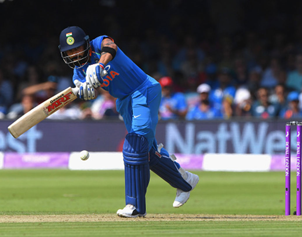 মেলবোর্নে ২০১৬ তে মুখোমুখি ভারত-অস্ট্রেলিয়া। প্রথমে ব্যাট করে ২৯৫ রান করেছিল টিম ইন্ডিয়া। যার মধ্যে বিরাট একাই করেছিলেন ১১৭ রান। যদিও এই টার্গেট সাত বল বাকি থাকতেই তুলে নেয় অস্ট্রেলিয়া।