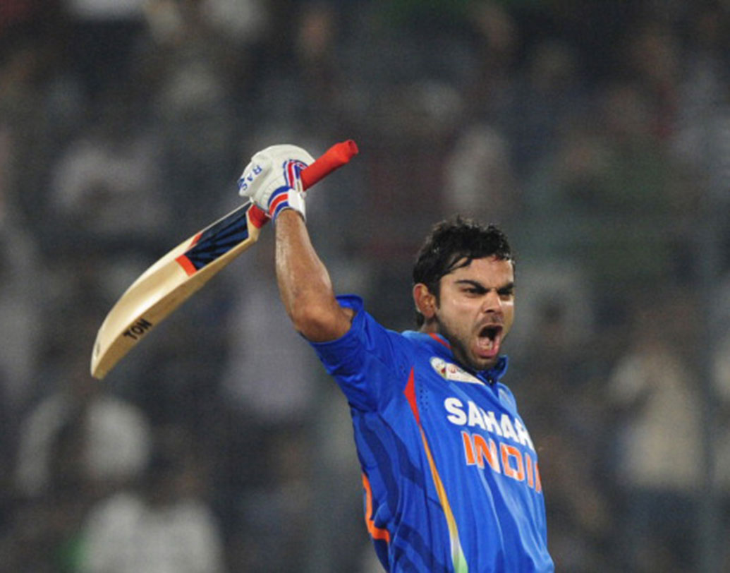 পরের ম্যাচেও একই ছবি দেখা যায়। প্রথমে ব্যাট করে ৩৪৮ রান করে অস্ট্রেলিয়া। শুরুটা ভালই হয়েছিল ভারতের। এক সময়ে এক উইকেটে ২৭৭ রান তুলে নেন বিরাট-ধওয়নরা। শতরান করেন দু’জনই। শেষ পর্যন্ত ৩২৩ রানে শেষ হয়ে যায় ভারতের ইনিংস।