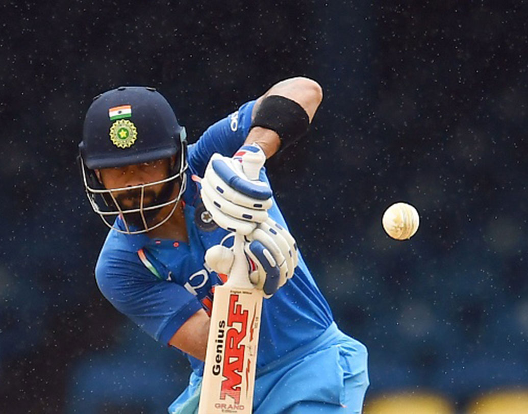 ২০১৭ তে মুম্বইয়ে নিউজিল্যান্ডের মুখোমুখি হয়েছিলেন বিরাটরা।  প্রথমে ব্যাট করে ২৮০ রান করেছিল টিম ইন্ডিয়া। বিরাটের অবদান ছিল ১২১। কিন্তু, ছয় উইকেট হাতে রেখেই সেই রান তুলে দেন রস টেলররা।