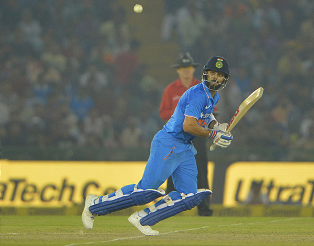 এই তালিকায় রাখতেই হবে পুণেতে ওয়েস্ট ইন্ডিজের ম্যাচটি। ২৮৪ রানে টার্গেট সামনে রেখে ২৪০ রানে থেমে গেলেন বিরাটরা। যেখানে কোহালি ১০৭, বাকি দশ জন মিলে ১২৭ রান করেন।