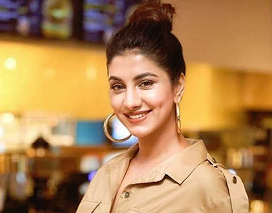 দেবের প্রোডাকশনের সব ছবিতেই রুক্মিণী ছিলেন তাঁর সঙ্গী। এমনকি ‘হইচই আনলিমিটেড’-এর মতো ছবিতে নিজে অভিনয় না করেও বাজেট থেকে প্রচার, সব দেখাশোনার দায়িত্ব ‘আমাদের ছবি’ বলে নিজের কাঁধে তুলে নিয়েছিলেন ‘ককপিট’ নায়িকা।