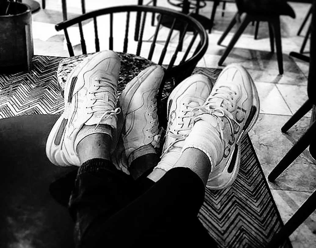 একই রকম দেখতে দু’জোড়া জুতো। পরস্পরের পায়ের উপর রাখা। এরকমই জুতোর পোস্ট করা হয়েছে বেড়ানো শুরুর ছবি হিসেবে। কেউ জানে না কাদের ছবি! অথচ সবাই জানে...