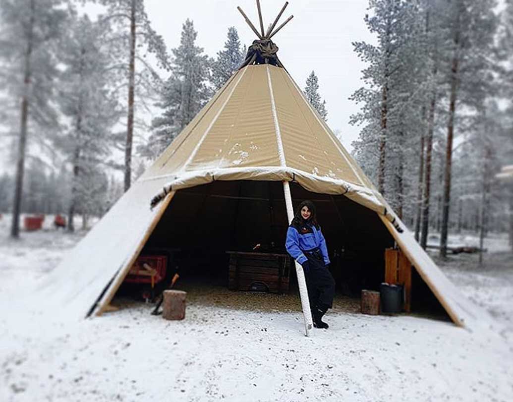 ইনস্টাগ্রামের ছবি থেকে বিষয়টা যেন আরও খানিকটা স্পষ্ট যে, এক সঙ্গেই এখন বরফের দেশে উষ্ণতা ছড়াচ্ছেন দেব-রুক্মিণী। তবে ছবির পোস্টিংয়ে রয়েছে নানা রহস্য! এই তাঁবুতে রুক্মিণী কি একাই ছিলেন বেড়াতে গিয়ে?