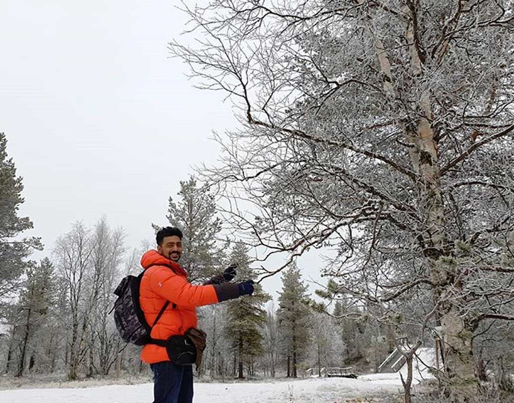 অপর এক জন লিখেছেন, ‘ইয়েস দেব ইজ দেয়ার।’ কিন্তু অনেকেই জানতে চেয়েছেন, জায়গাটি কোথায়? রুক্মিনী বা দেব কেউ জায়গার নাম জানাননি। এ দিকে দেবের ছবিতে আর্কটিক সার্কেল দেখা যাচ্ছে। কেউ লিখেছেন ফিনল্যান্ড, কেউ জার্মানি, কেউ বা বলেছেন, এটা তো আইসল্যান্ড। কিন্তু জায়গার নাম কারও ছবিতেই নেই। এতেই শেষ নয়।