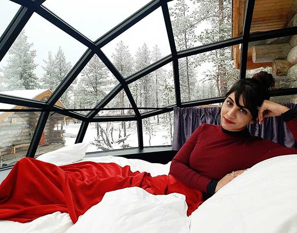 দেবের ইনস্টাগ্রামে আলাদা করে আর্কটিক সার্কেলের ছবি। আর রুক্মিণীর ইনস্টাগ্রামেও বরফপুরীর মাঝে তাঁবু বা ইগলু হাউসের নৈসর্গ।