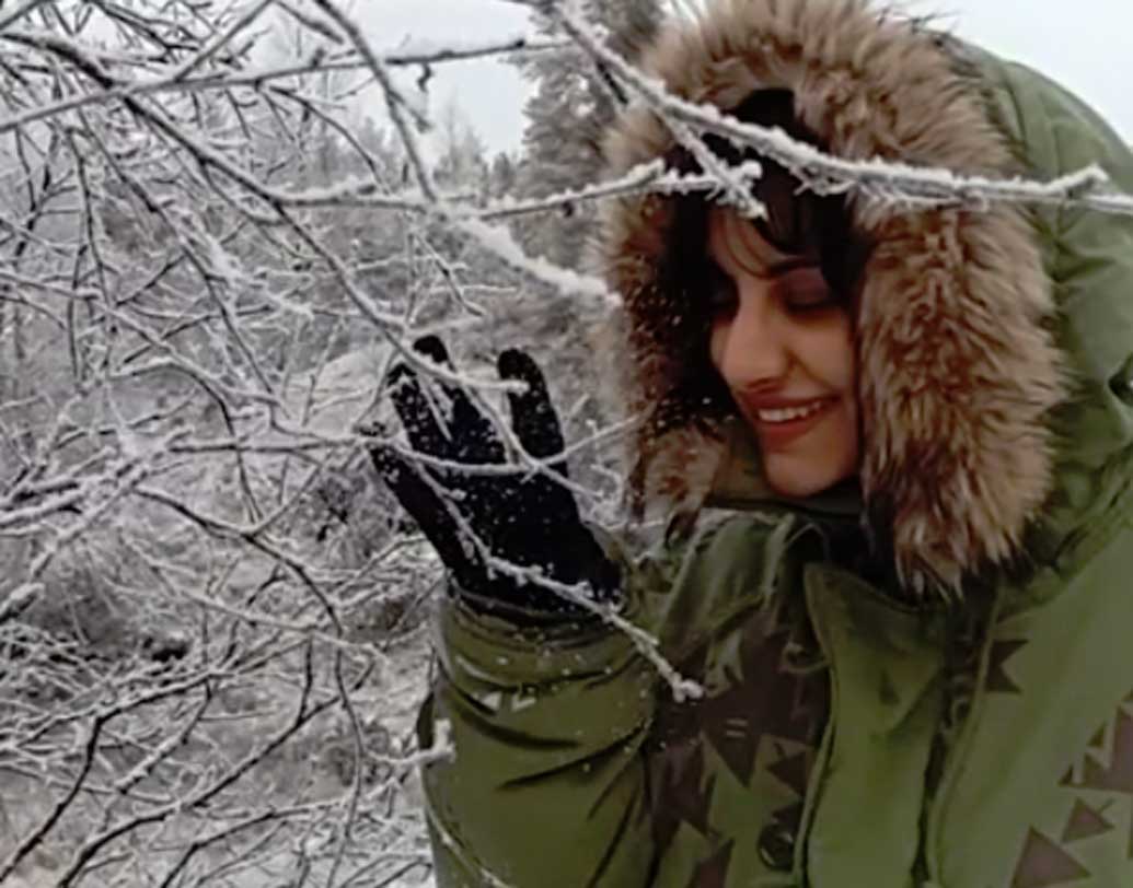 কখনও বরফ মাখা গাছের ডাল কেঁপে কেঁপে উঠছে রুক্মিণীর হাতের ছোঁওয়ায়। মনোরম দৃশ্য। কিন্তু দু’জনে এক সঙ্গে নেই কোনও ছবিতেই।