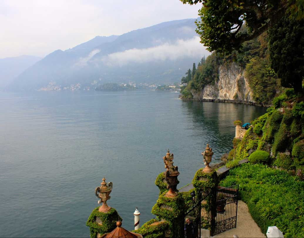 আল্পস পর্বতমালার পাদদেশে অবস্থিত ইতালির উত্তরাঞ্চলীয় শহর লেক কোমো। দেশটির সুবিশাল তিনটি জলাশয়ের মধ্যে ‘কোমো’ অন্যতম।