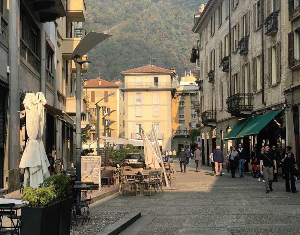 লেক কোমোতে রয়েছে অনেকগুলি নিজস্ব বাড়ি। এর মধ্যে বেশ কিছু প্রাসাদ ও ভিলা। মার্কিন পপসম্রাজ্ঞী ম্যাডোনা ও ব্রিটিশ সংগীতশিল্পী এলটন জনের মতো অনেক বিখ্যাত ব্যক্তির অবকাশকালীন বাড়ি আছে এই জলাশয়ের পাশেই।