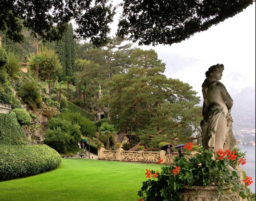 ইতালির দ্বিতীয় বৃহত্তম শহর মিলান থেকে লেক কোমোর দূরত্ব ৪০ কিলোমিটার। দেশটির রাজধানী রোমের সঙ্গে ইতালির উত্তরাঞ্চলীয় এলাকাগুলোর যোগাযোগের অন্যতম সংযোগস্থল কোমো।