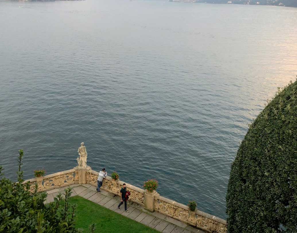 অভাবনীয় স্থাপত্যশৈলী, লেকের সামনের নৈসর্গিক দৃশ্য। নৌকায় ভেসেই মূলত আসতে হয় এই প্রাসাদে। মনে করা হচ্ছে দীপিকা-রণবীরের বিয়ের অভ্যাগতরাও নৌকাতেই এসে পৌঁছবেন।