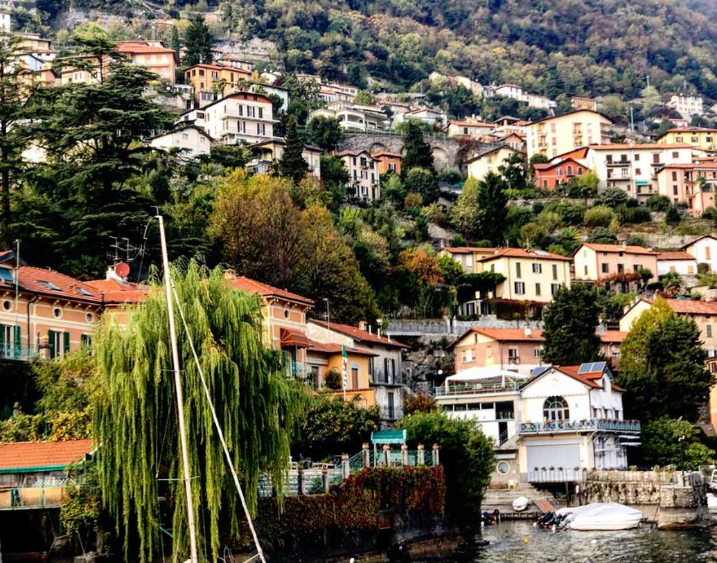 যদিও লেন্নো গ্রামের মাঝখান দিয়ে এখানে আসার একটা অসাধারণ রাস্তা রয়েছে। পাহাড়ি রাস্তাটিতে রয়েছে প্রচুর চড়াই-উৎরাই।