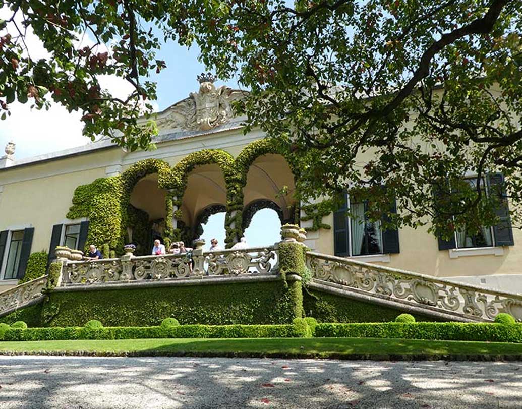 নৌকায় ভেসে পৌঁছলেন প্রাসাদের সামনে। সেই সামনের চত্বরটি একেবারে রূপকথার মতোই। কাঠের কাজ করা প্রাচীন একটি ভিলা। সারি সারি গাছ। এটি ইতালির বিখ্যাত পর্যটন কেন্দ্র।