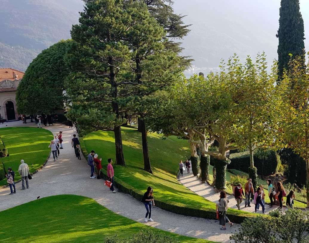 প্রাসাদের সামনে ও ভিতরের খোলা টেরেসগুলো একেবারেই আদর্শ গ্র্যান্ড রিসেপশনের জন্যই। এই প্রাসাদে সংগ্রহশালা ও বিশাল একটা পাঠাগারও রয়েছে।