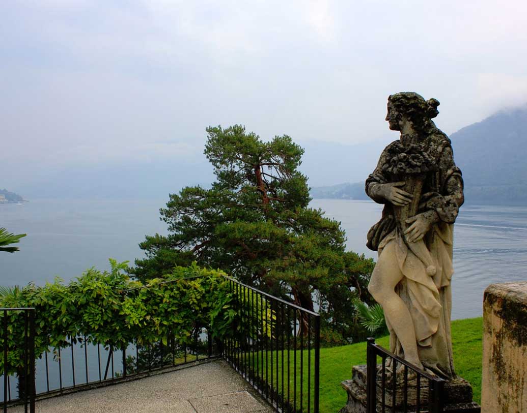 প্রাসাদের অবস্থান ও প্রাসাদের নকশা-সব মিলেই লেক কোমো ও ভিলা দে বালবিয়ানেল্লোকে এই যুগল বেছে নিয়েছেন বিয়ের ভেন্যু হিসাবে।