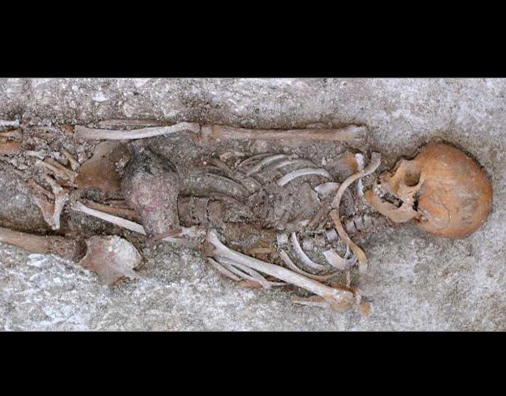 কঙ্কালটি তৃতীয় শতকের এক মহিলার কঙ্কালের মুখের মধ্যে ছিল। কিন্তু কেন এরকম পাত ব্যবহার করা হয়েছিল?  কোন দেশের মহিলা ইনি? আদৌ মহিলাই তো? এ নিয়ে শুরু হয় গবেষণা।