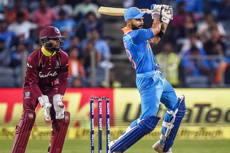 এর আগে বিশ্বের কোনও অধিনায়ক একদিনের ফরম্যাটে টানা তিন সেঞ্চুরি করেননি। সেদিক দিয়ে এটা কোহালির বিশ্বরেকর্ড। গুয়াহাটি, বিশাখাপত্তনম ও পুণেয় সিরিজের প্রথম তিন ম্যাচে সেঞ্চুরি করলেন তিনি। ছবি: পিটিআই।