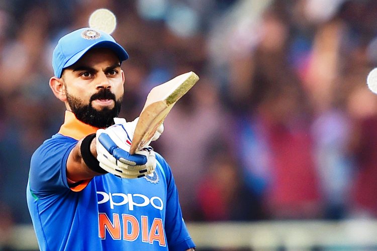 প্রথম ভারতীয় ক্রিকেটার হিসেবে টানা তিন একদিনের ম্যাচে সেঞ্চুরি করলেন বিরাট কোহালি। কুমার সঙ্গাকারার দখলে এই রেকর্ড। ২০১৫ বিশ্বকাপে তিনি টানা চার ওয়ানডে ম্যাচে সেঞ্চুরি করেছিলেন।ছবি: পিটিআই।