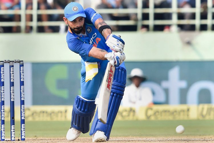 ক্রিকেট ইতিহাসে একদিনের ফরম্যাটে এর আগে টানা তিন সেঞ্চুরি করেছিলেন জাহির আব্বাস,  কুইন্টন ডি'কক, সইদ আনোয়ার, রস টেলর, হার্শেল গিবস, এবি ডি'ভিলিয়ার্স, কুমার সঙ্গাকারা। কোহালি হলেন অষ্টম ব্যাটসম্যান। ছবি: পিটিআই।