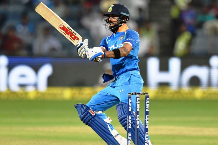 চলতি ক্যালেন্ডার বর্ষে একদিনের ক্রিকেটে মাত্র ১১ ইনিংসে হাজার রান করেছেন কোহালি। এক ক্যালেন্ডার বর্ষে যা দ্রুততম। তিনি টপকে গিয়েছেন দক্ষিণ আফ্রিকার হাশিম আমলাকে।ছবি: এএফপি।