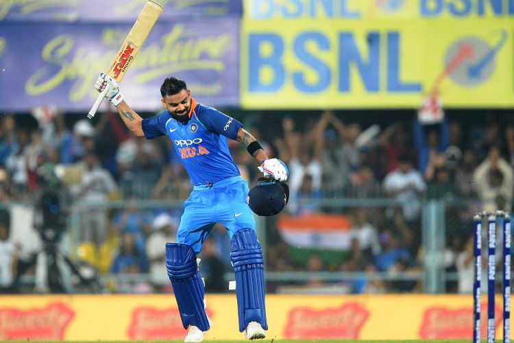 এই সিরিজেই একদিনের ক্রিকেটে দ্রুততম ১০০০০ রান করেছেন কোহালি। তিনি নিয়েছেন মাত্র ২০৫ ইনিংস। সচিন তেন্ডুলকর নিয়েছিলেন ২৫৯ ইনিংস। ২৯ বছর বয়সী ওয়ানডে কেরিয়ারের ১০ বছর ৬৮ দিনে পৌঁছেছেন দশ হাজার রানে। রাহুল দ্রাবিড়ের লেগেছিল ১০ বছর ৩১৭ দিন। ছবি: এএফপি।