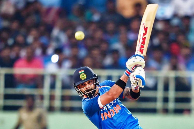 চলতি বছরে তিন ফরম্যাট মিলিয়ে এখনই ২৩৬২ রান করে ফেলেছেন কোহালি। বিশ্বের প্রথম ক্রিকেটার হিসেবে এক ক্যালেন্ডার বর্ষে ৩০০০ রান করতে তাঁর দরকার আর ৬৩৮রান। ছবি: পিটিআই।